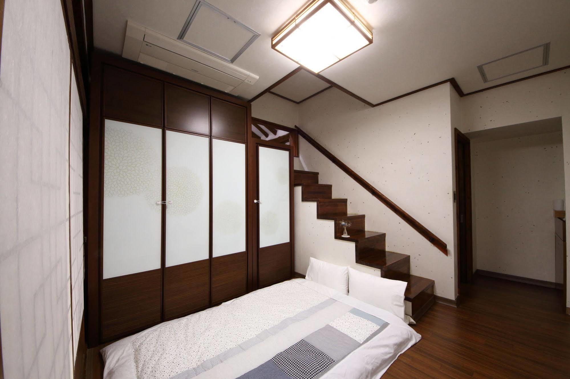 Nayaeddle Hotel